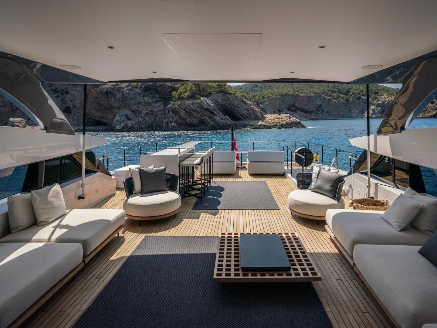 ALVIUM | Ferretti Custom Line 106 - Photo 18