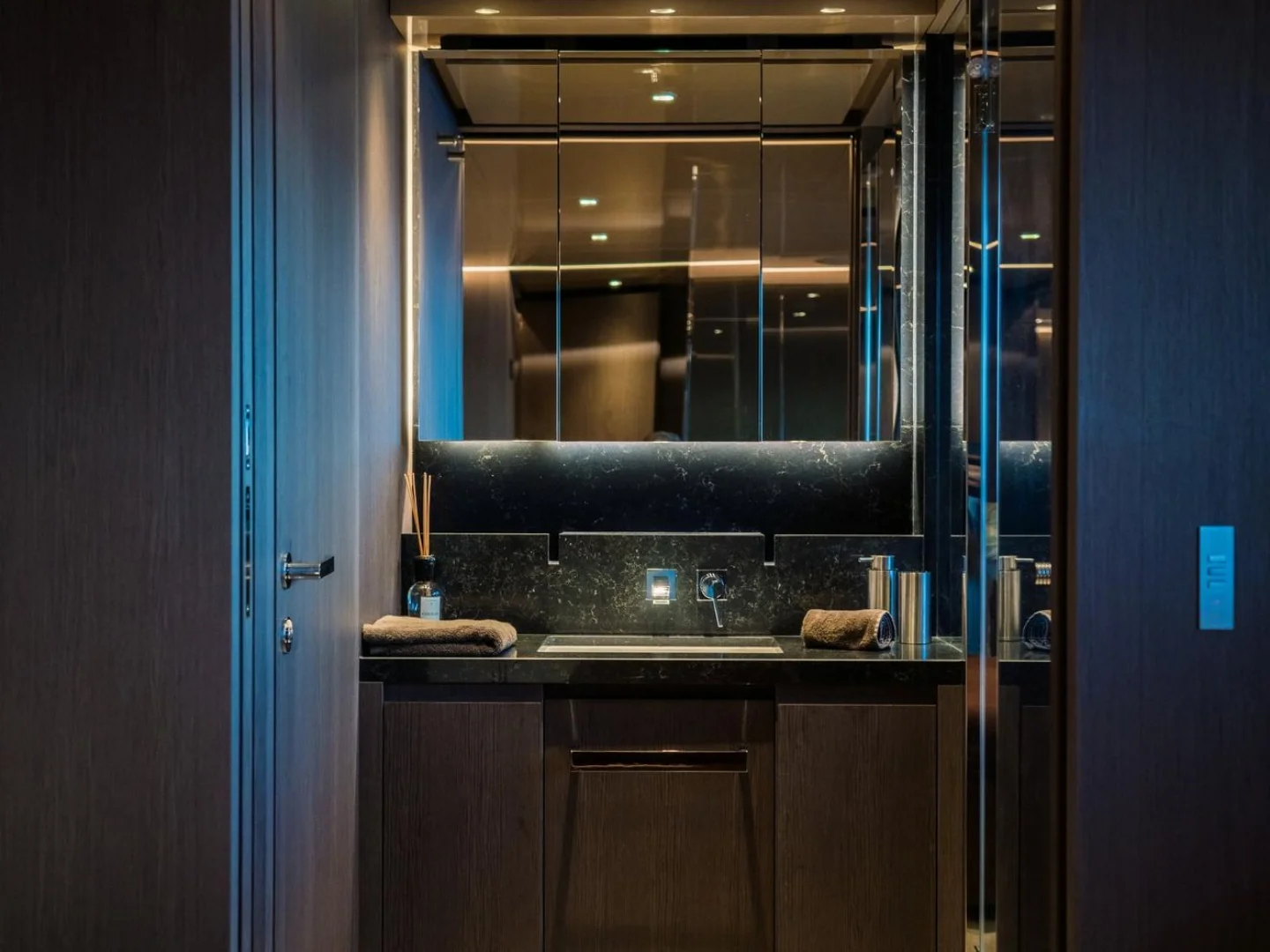 ALVIUM | Ferretti Custom Line 106 - Photo 38