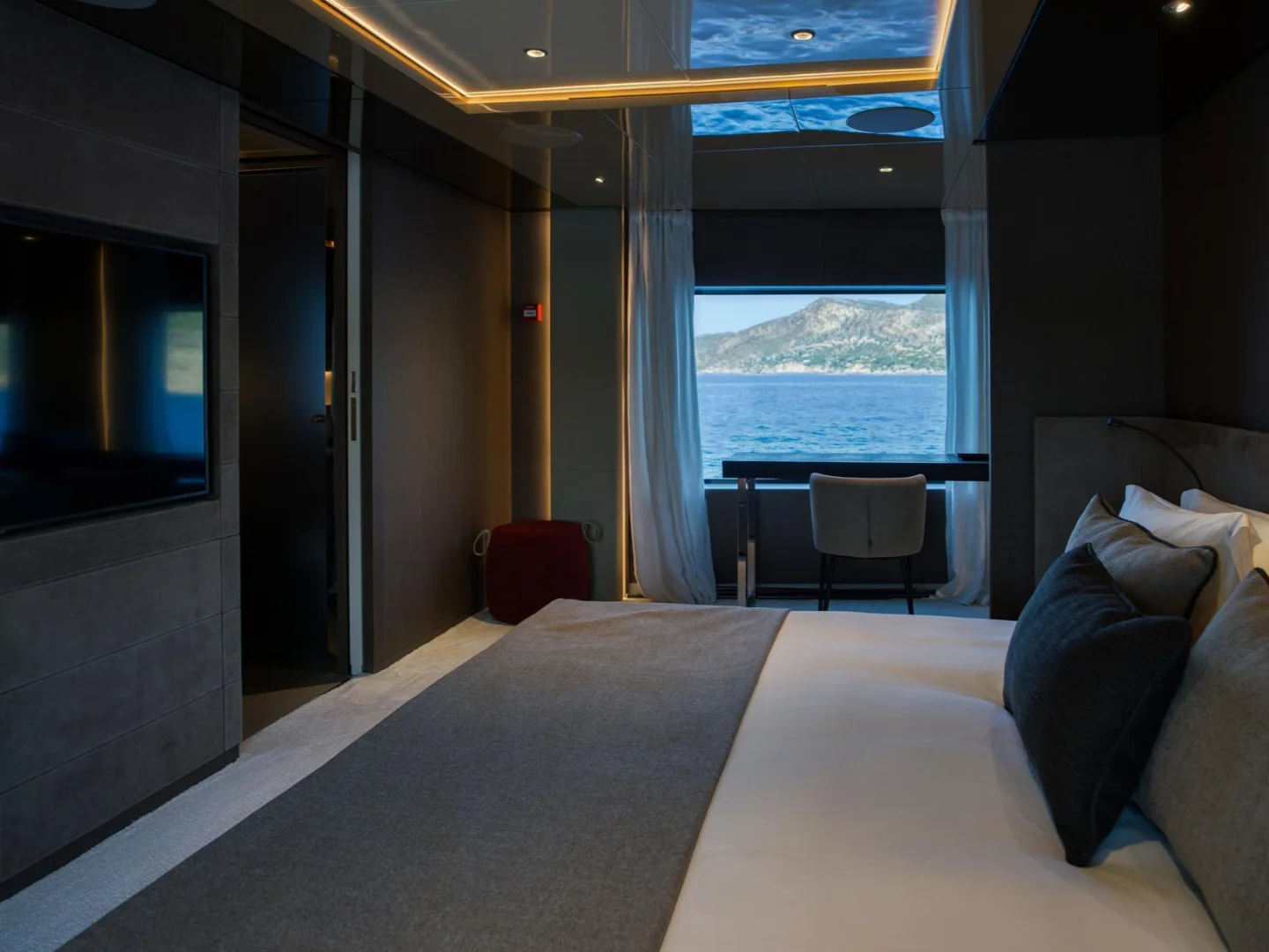 ALVIUM | Ferretti Custom Line 106 - Photo 35