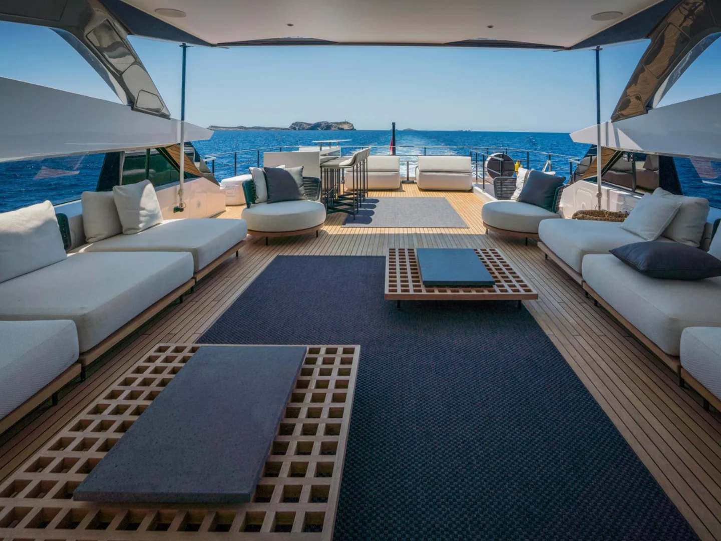ALVIUM | Ferretti Custom Line 106 - Photo 17