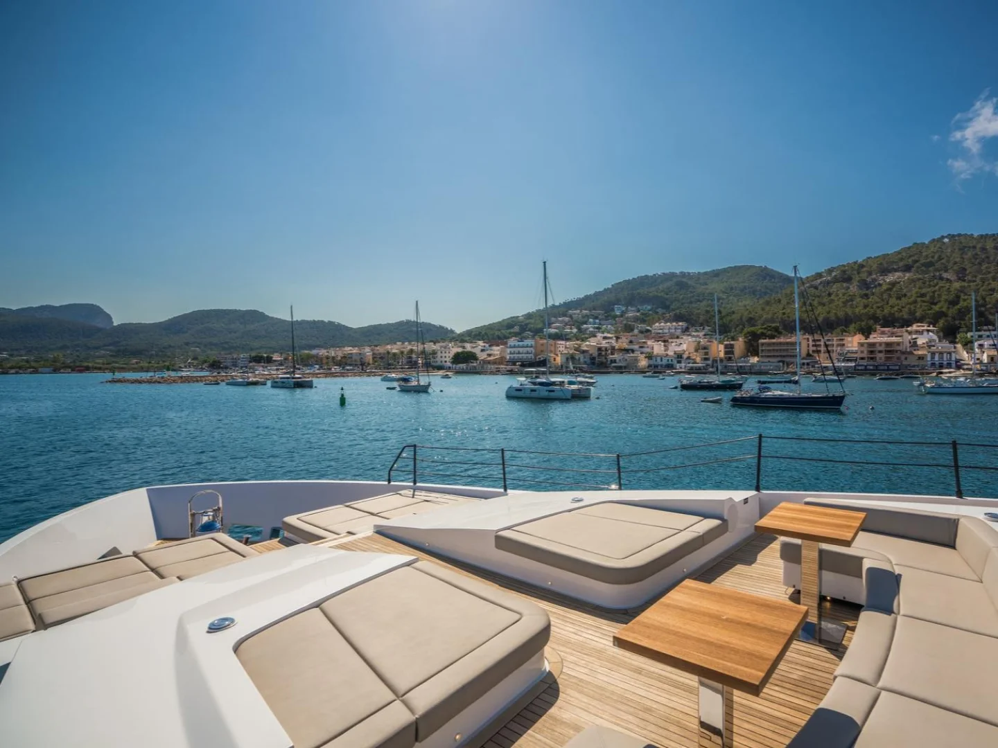 ALVIUM | Ferretti Custom Line 106 - Photo 13