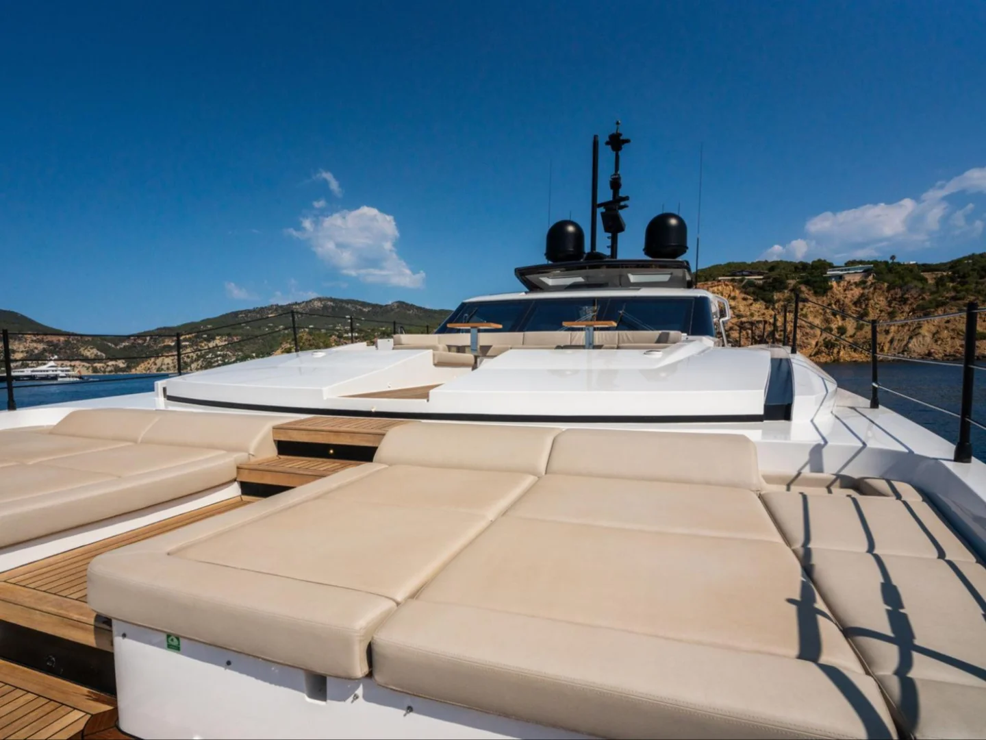 ALVIUM | Ferretti Custom Line 106 - Photo 12