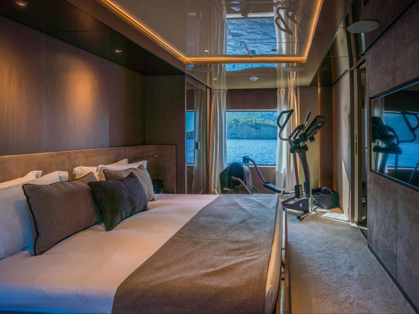 ALVIUM | Ferretti Custom Line 106 - Photo 31