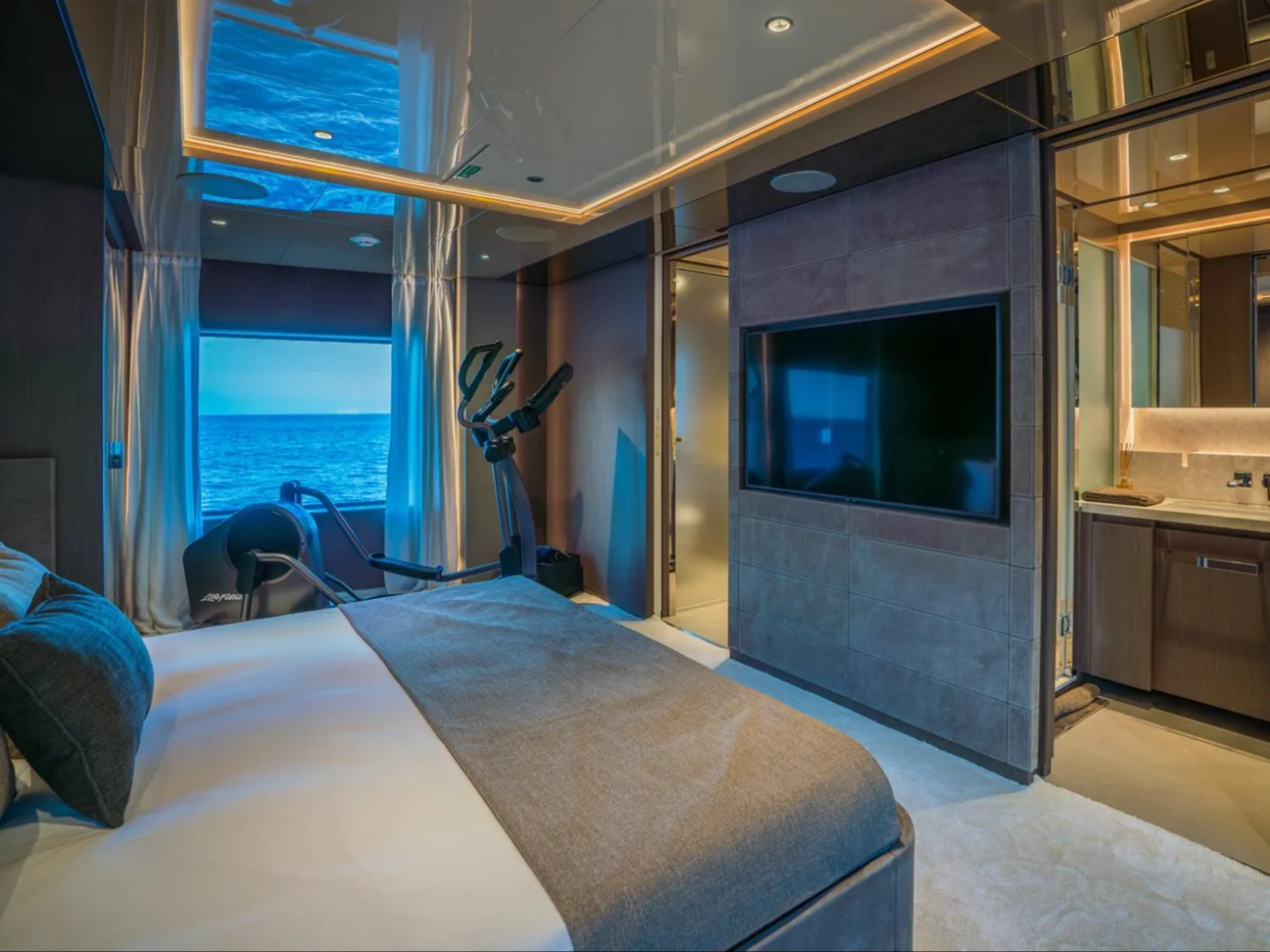 ALVIUM | Ferretti Custom Line 106 - Photo 30