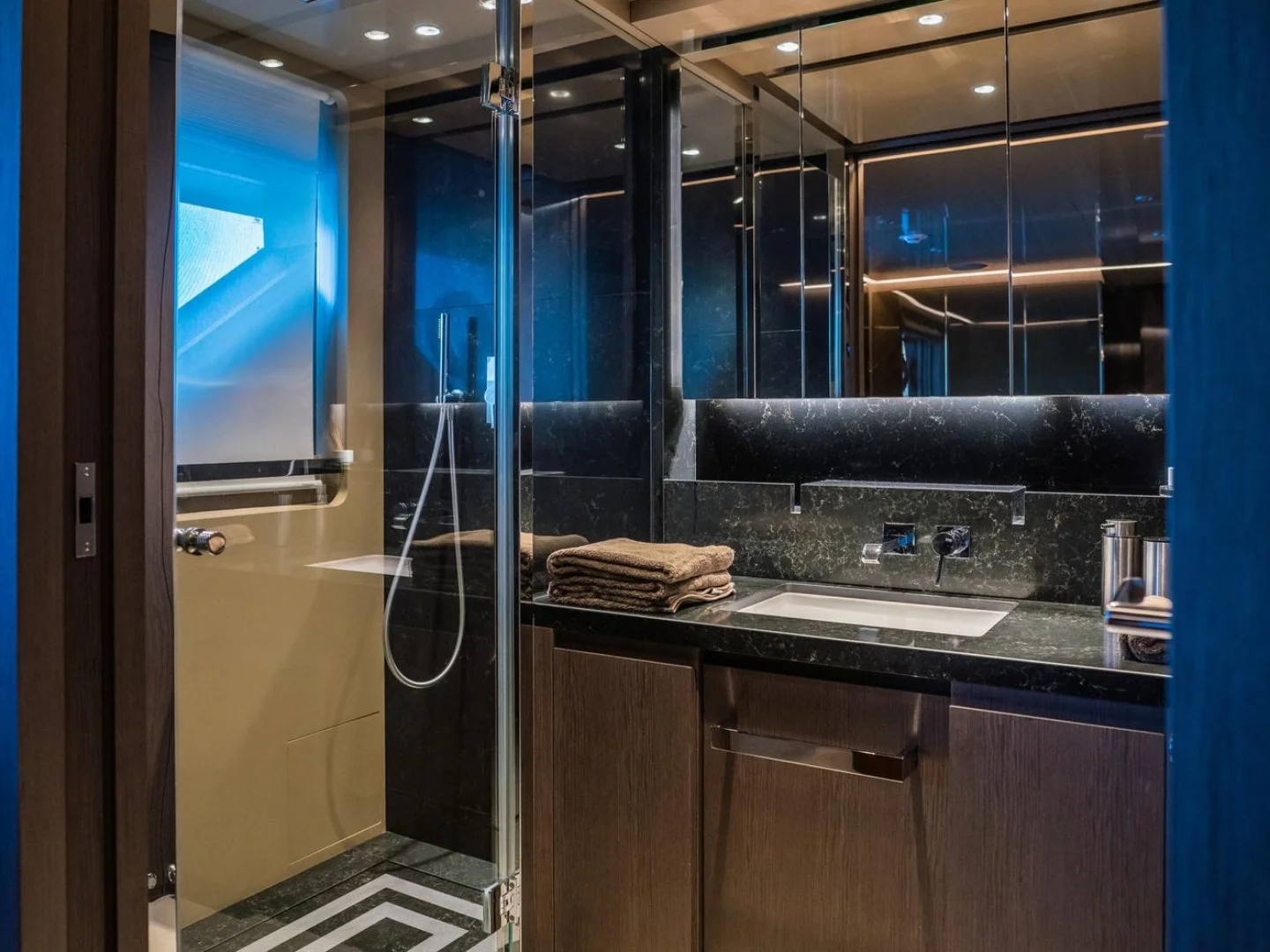 ALVIUM | Ferretti Custom Line 106 - Photo 33