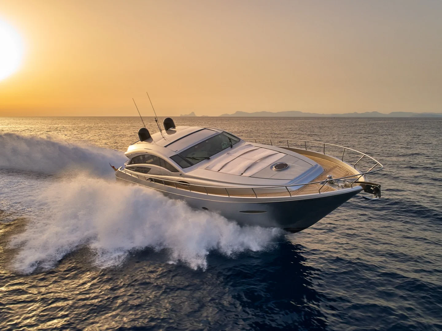 LEGENDARY | Pershing 72 - Photo 3
