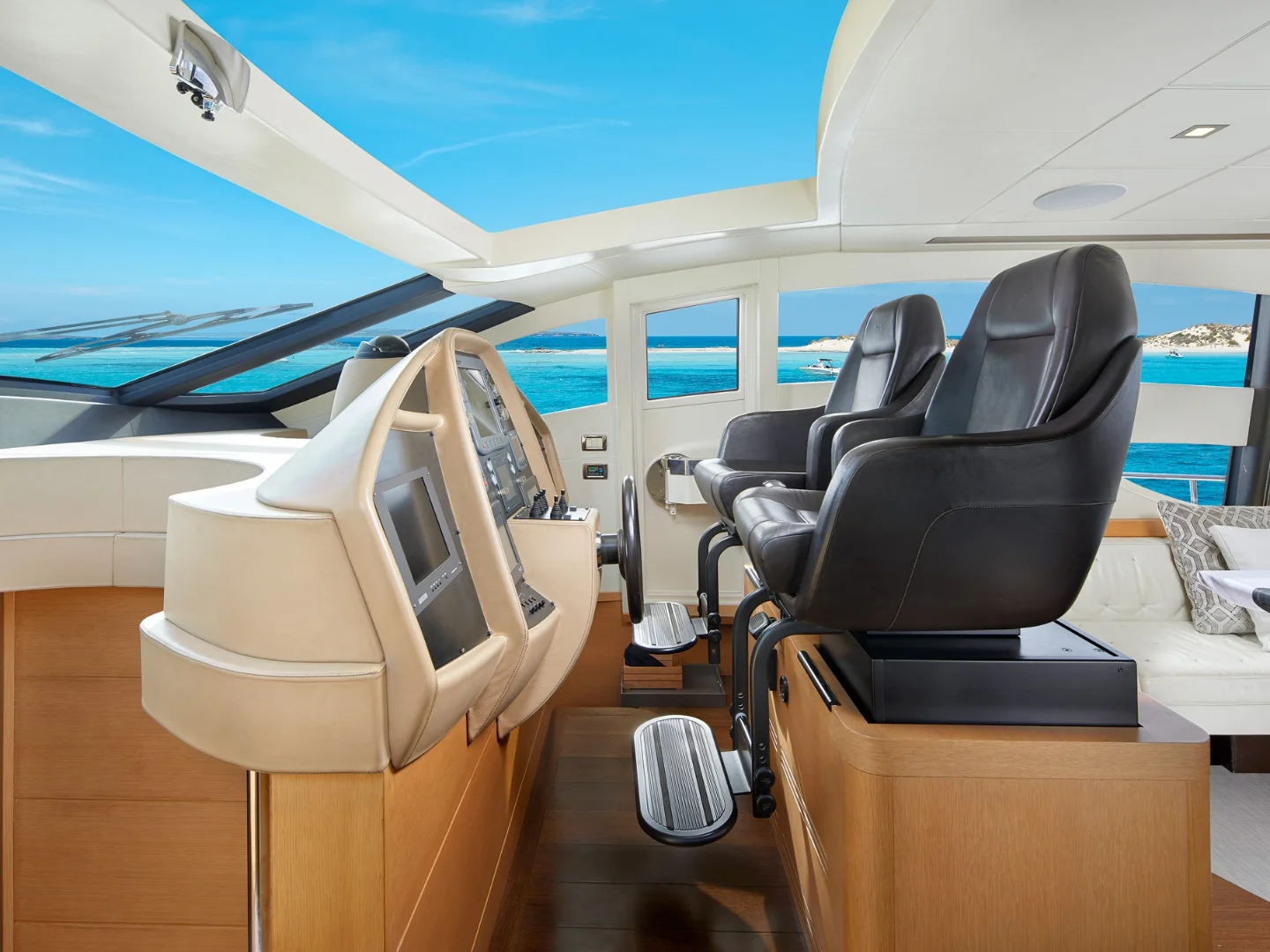 LEGENDARY | Pershing 72 - Photo 13