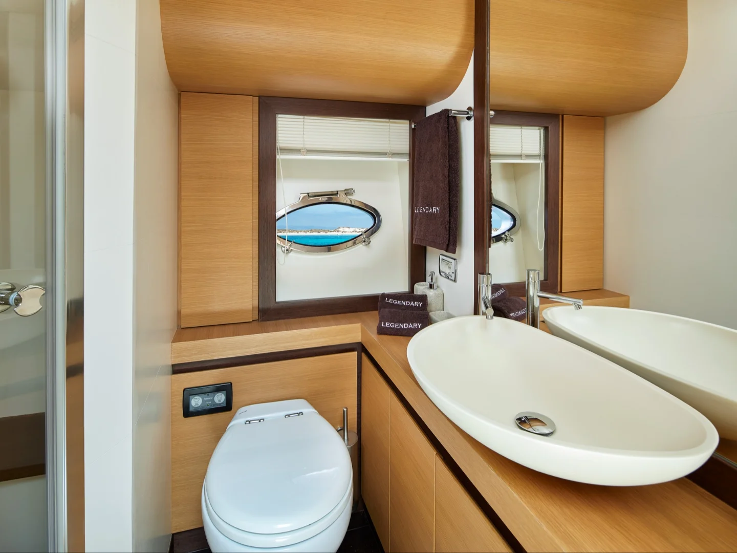 LEGENDARY | Pershing 72 - Photo 19