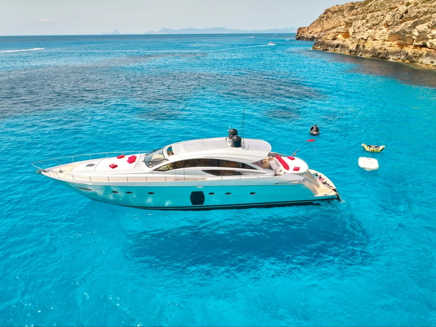 LEGENDARY | Pershing 72 - Photo 2