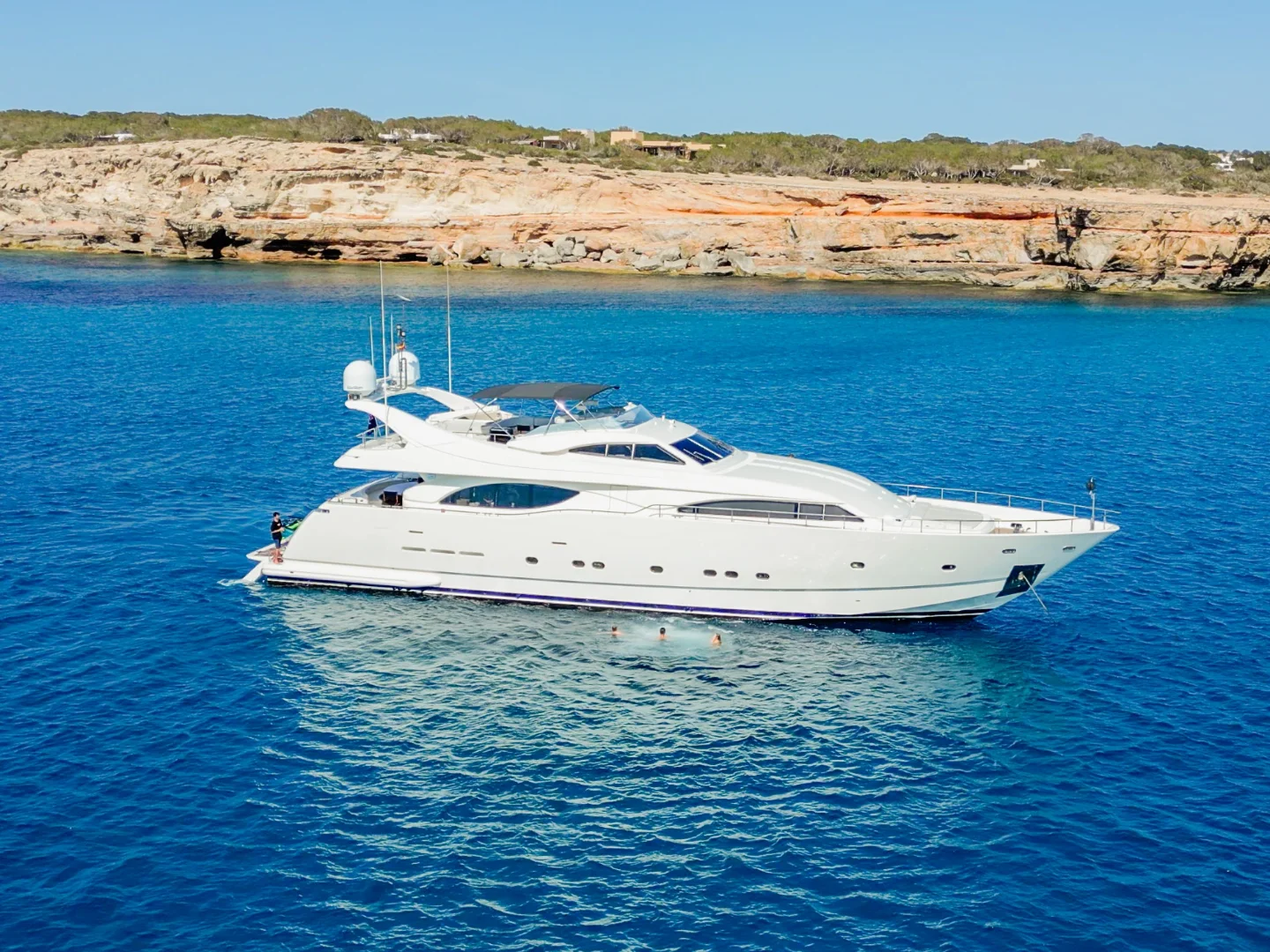 YOLO TOO | Ferretti Custom Line 94 - Photo 5